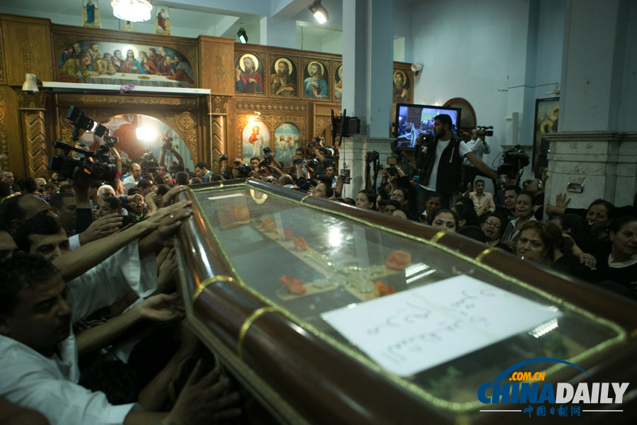 痛何以堪！埃及教堂婚礼枪击案遇难者葬礼举行（高清组图）