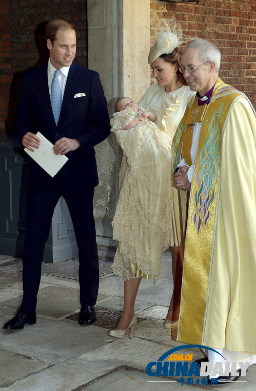 威廉凯特夫妇携乔治小王子参加受洗仪式