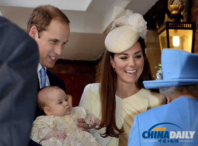 媒体公布英王室成员和凯特王妃全家官方合照