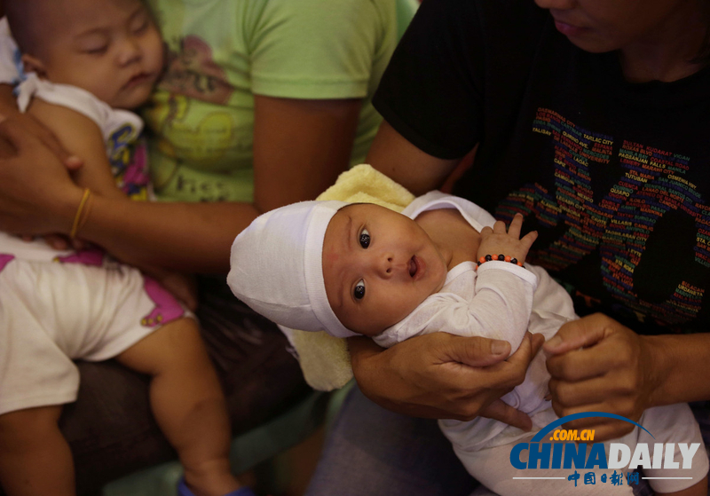 菲律宾500多名妈妈集体哺乳 欲创世界纪录