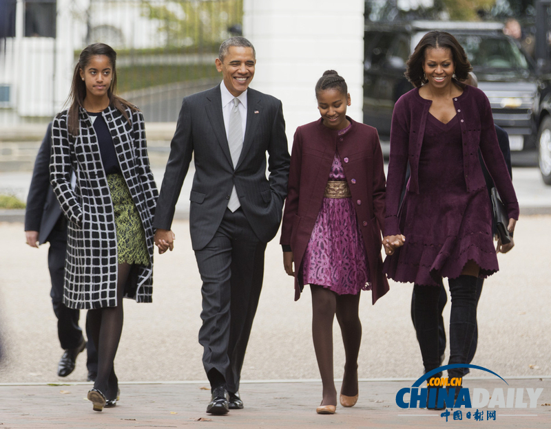 奥巴马夫妇携女儿赴教堂做礼拜 两女儿亭亭玉立