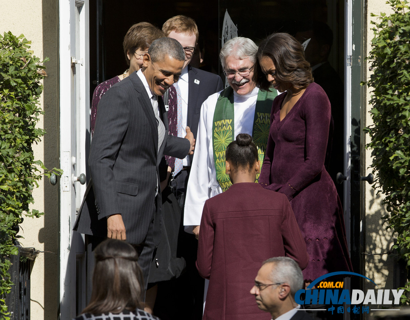 奥巴马夫妇携女儿赴教堂做礼拜 两女儿亭亭玉立