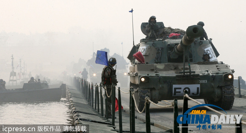 韩国汉江举行护国军演 装甲车齐出动（组图）