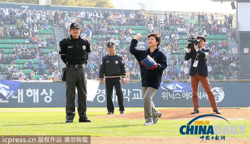 朴槿惠穿日本球鞋为韩国赛事开球 遭网民指责（图）