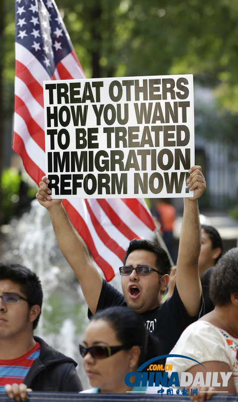 美国移民改革支持者游行示威 冲突激烈遭警察逮捕