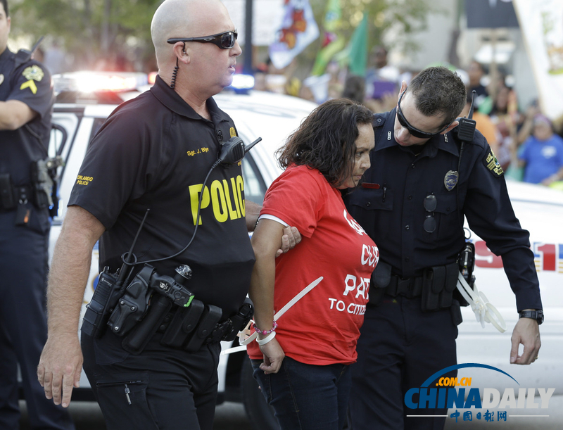 美国移民改革支持者游行示威 冲突激烈遭警察逮捕