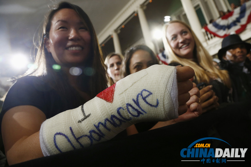奥巴马就医改法案发表讲话 在女粉丝手臂签名（图）