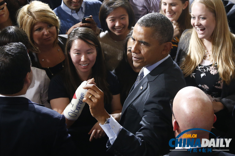 奥巴马就医改法案发表讲话 在女粉丝手臂签名（图）