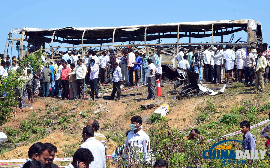 印度恶性客车事故至少致死44人 车体被烧穿