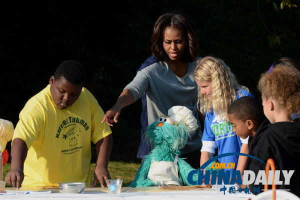 米歇尔白宫菜园迎来收获季 与儿童共摘丰收果实