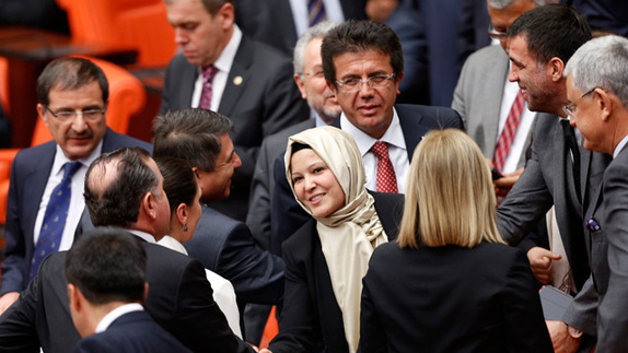 土耳其4名女议员戴头巾出席会议 打破90年惯例
