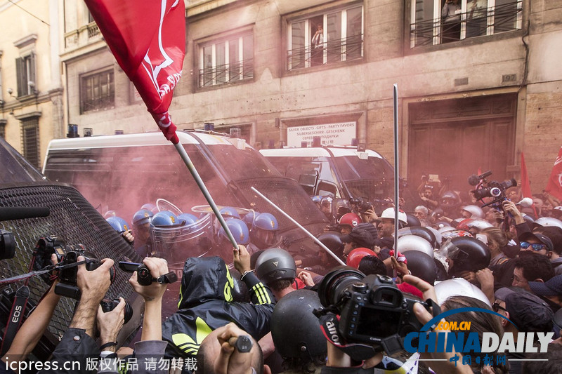 意大利抗议者与警察激烈冲突 要求提供更多廉租房
