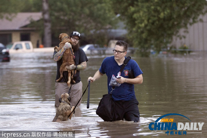 美得州暴雨引发洪水 居民躲在屋顶等候救援