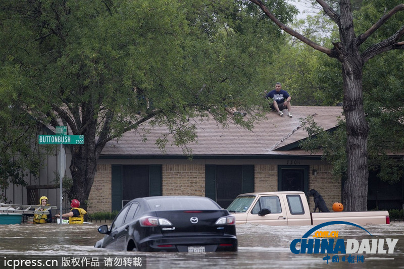 美得州暴雨引发洪水 居民躲在屋顶等候救援