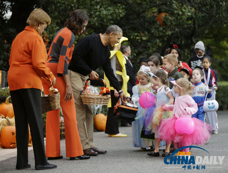 组图：奥巴马夫妇为儿童派发糖果迎万圣节