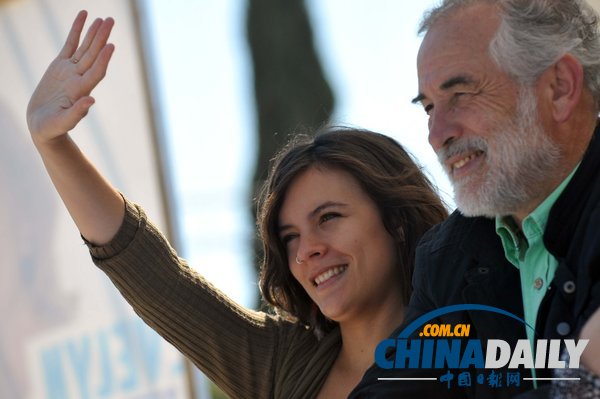 智利总统大选在即 美女副总统候选人携宝贝女儿拉票