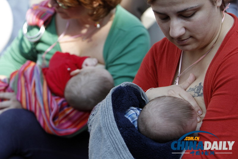 希腊庆祝母乳喂养周 约550母亲在39个城市当众哺乳
