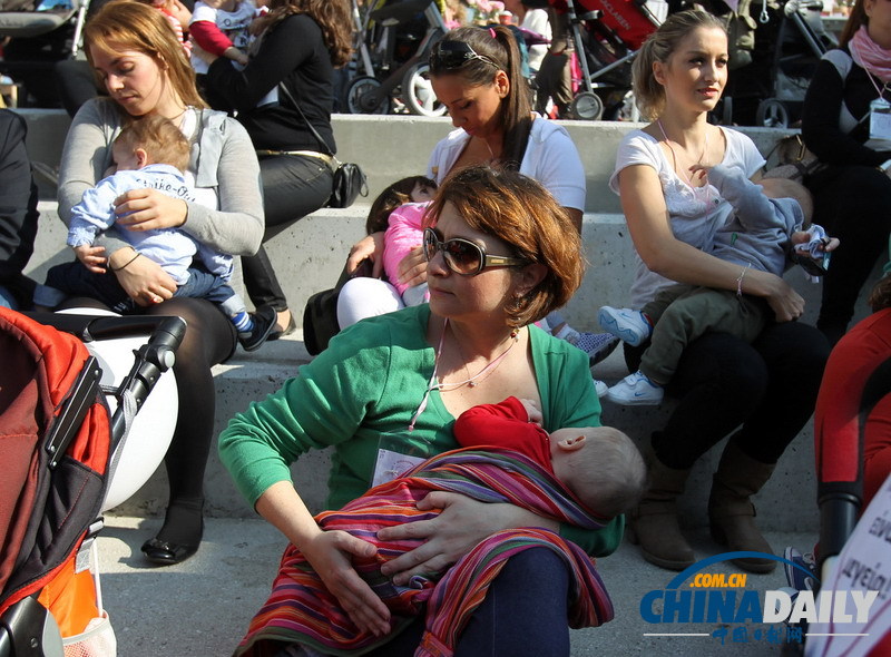 希腊庆祝母乳喂养周 约550母亲在39个城市当众哺乳