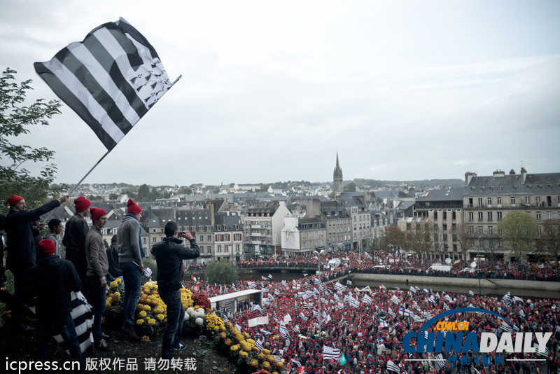 法国民众游行抗议失业和污染税 与警察发生冲突