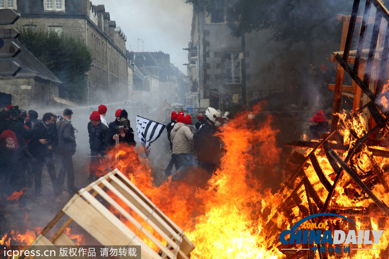 法国民众游行抗议失业和污染税 与警察发生冲突