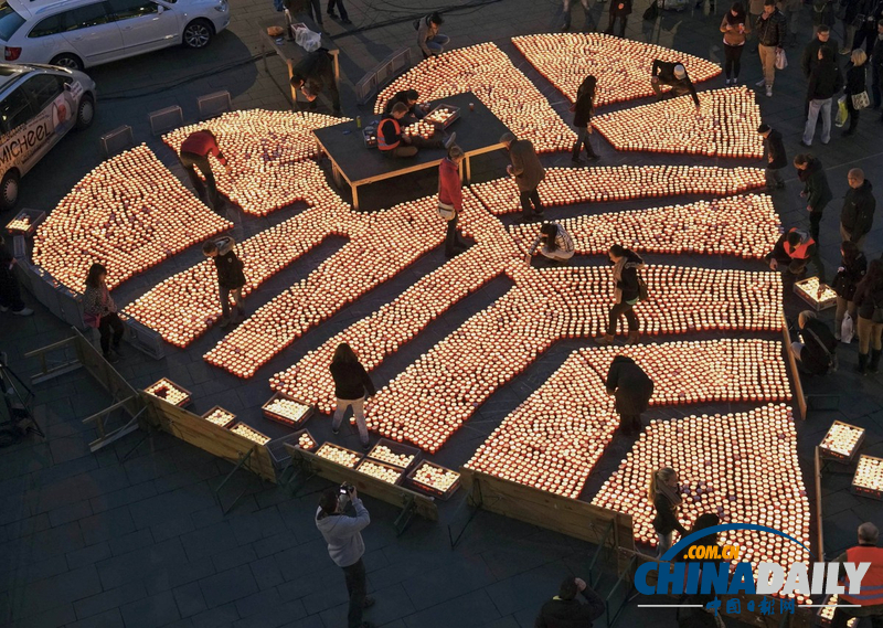 德民众用12000余蜡烛组成心形 欲破世界纪录