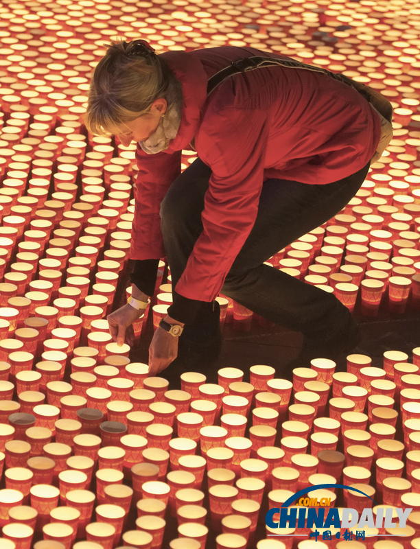 德民众用12000余蜡烛组成心形 欲破世界纪录