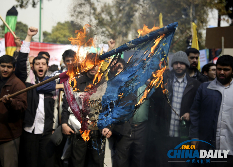 伊朗民众焚烧美国旗 纪念占领美使馆事件34周年（组图）