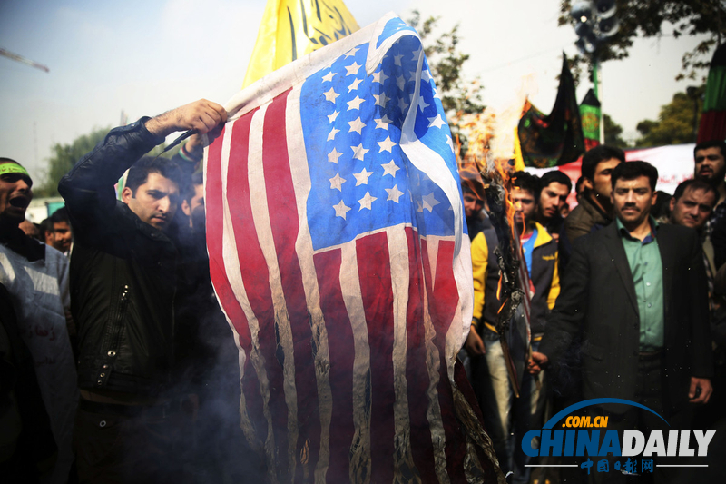 伊朗民众焚烧美国旗 纪念占领美使馆事件34周年（组图）