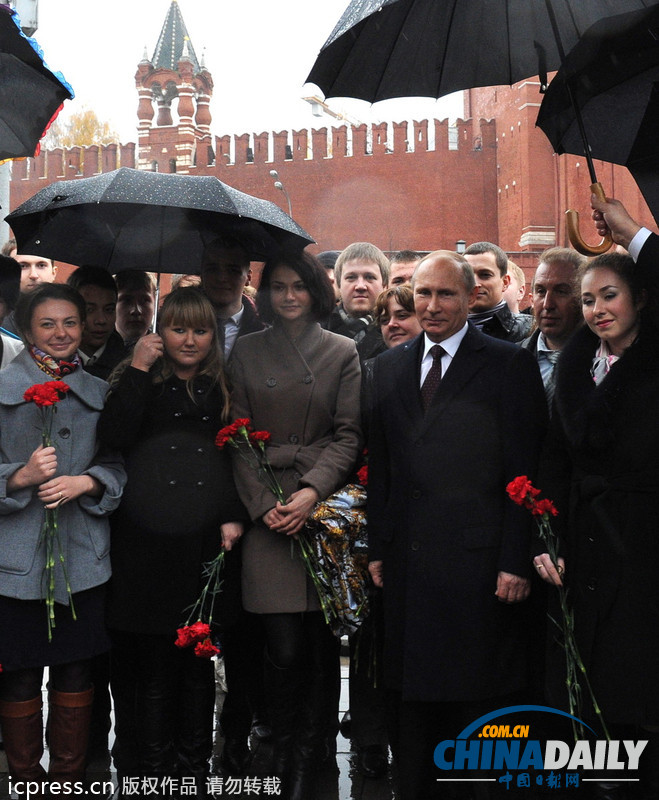 普京冒雨至红场献花 纪念俄罗斯民族统一日（组图）