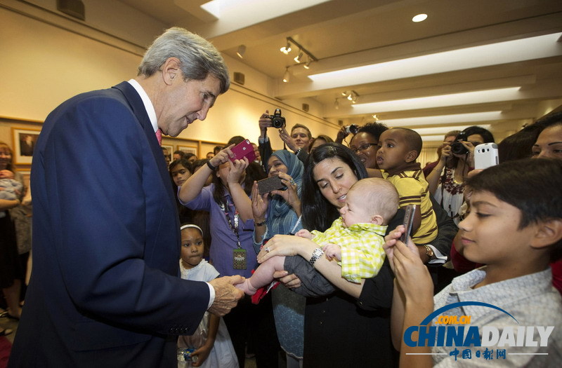 美国务卿克里访问沙特 跟小宝宝“握脚”问好