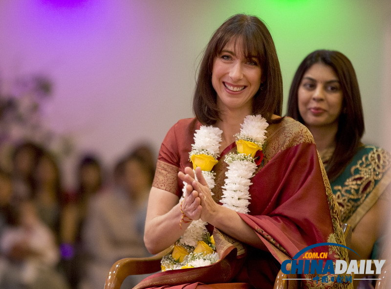 卡梅伦夫妇参加印度灯节庆典 萨曼莎身穿印度服饰很惊艳