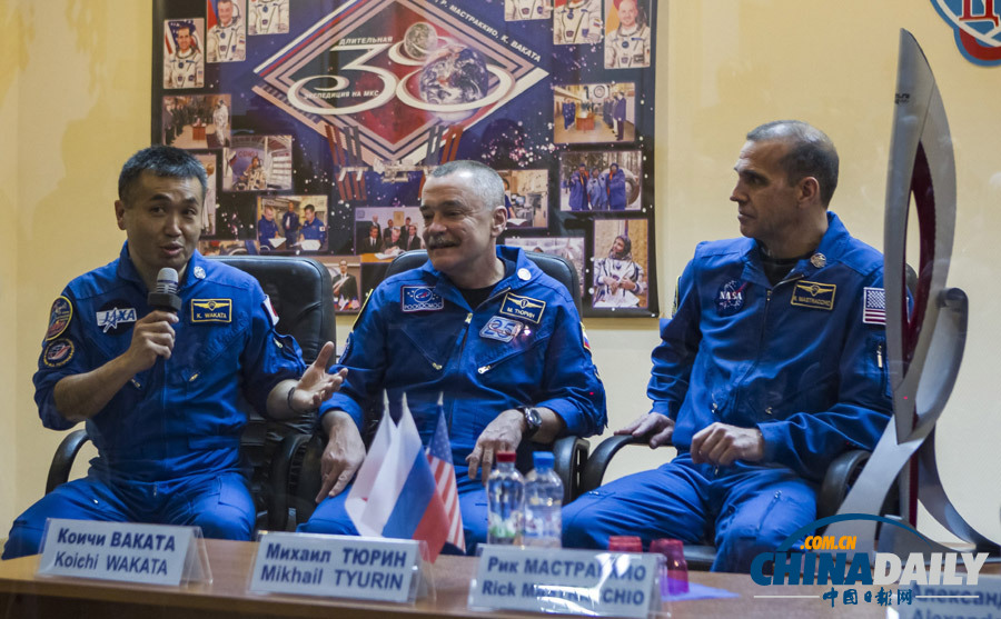 俄美日宇航员临行合影 将首度传递奥运圣火至太空（高清组图）