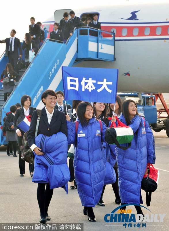 日本体育大学师生到访朝鲜 向金日成与金正日塑像敬献花篮
