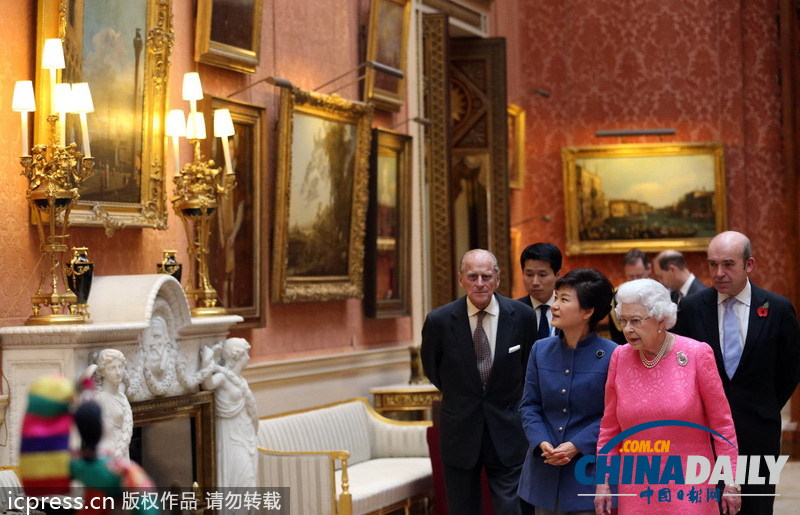 韩国总统朴槿惠访问英国 受英女王夫妇接待