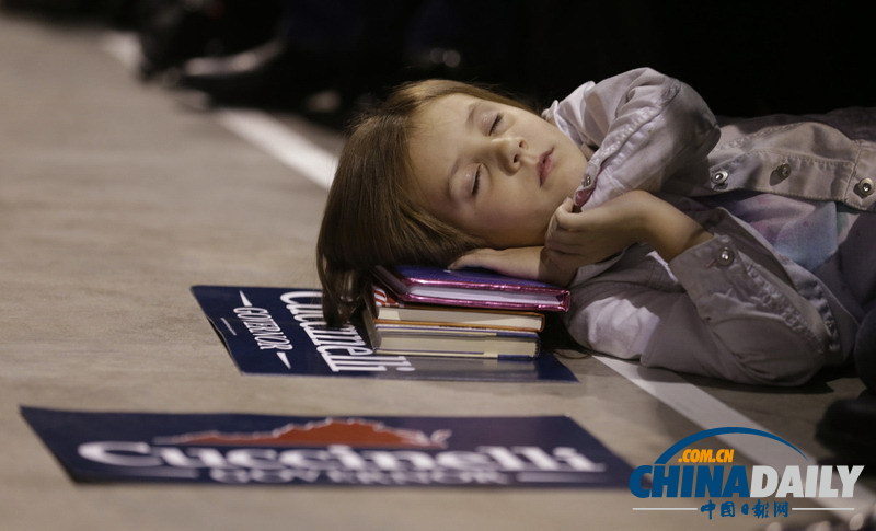 美州长候选人为竞选拉票 台下小女孩呼呼大睡