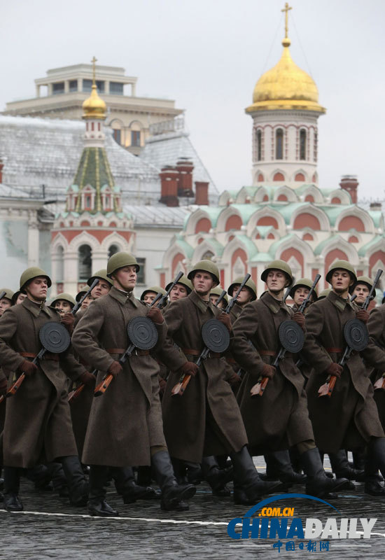 俄罗斯举行隆重阅兵仪式 纪念1941年红场阅兵72周年（高清组图）