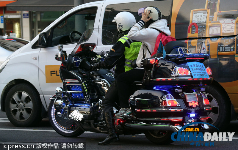 组图：韩国高考今日举行 学子跪地祈福警察骑摩托护送