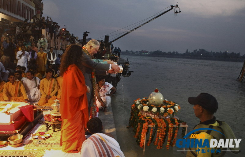 英查尔斯王子携卡米拉赴印度访问 恒河旁完成宗教仪式