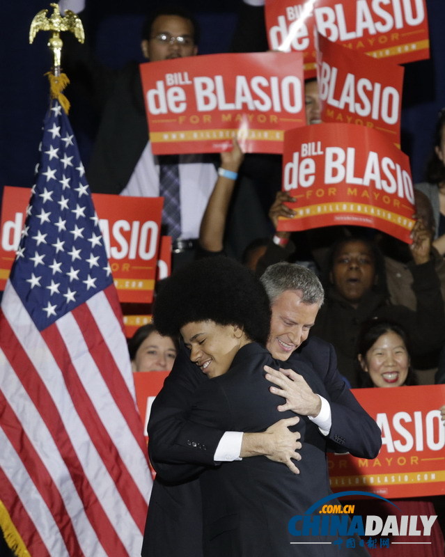 白思豪当选纽约市长 与儿子一起跳舞庆祝