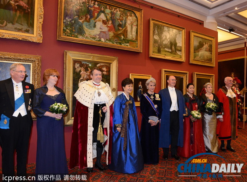 韩国总统朴槿惠访问伦敦 身穿蓝色韩服参加晚宴