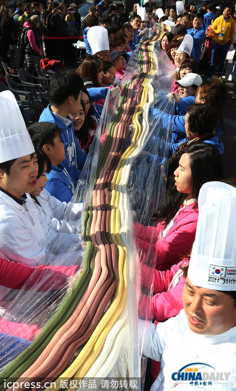 超长彩色年糕亮相韩国 “迎接”韩国“光棍节”（图）