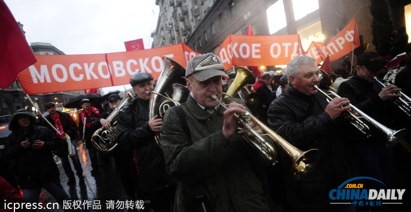 俄共产党支持者手持列宁画像游行 纪念十月革命96周年