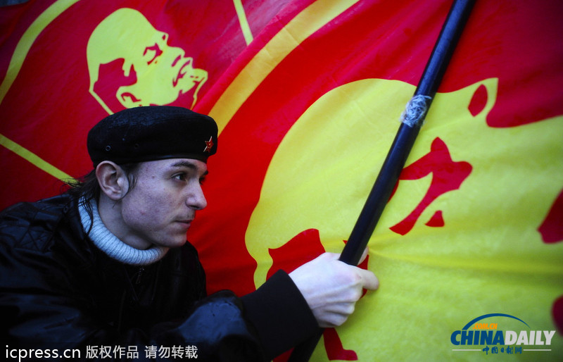 俄共产党支持者手持列宁画像游行 纪念十月革命96周年