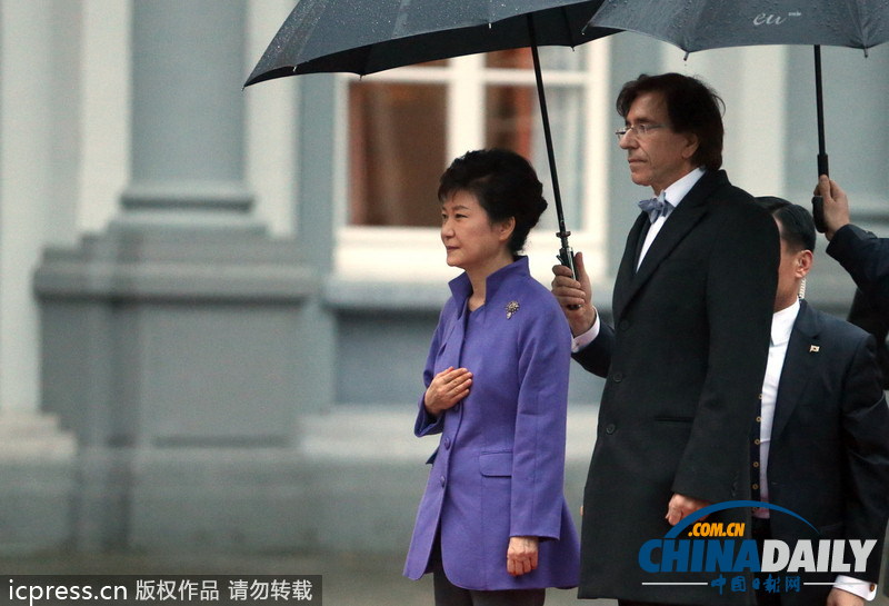 韩国总统朴槿惠冒雨访问比利时