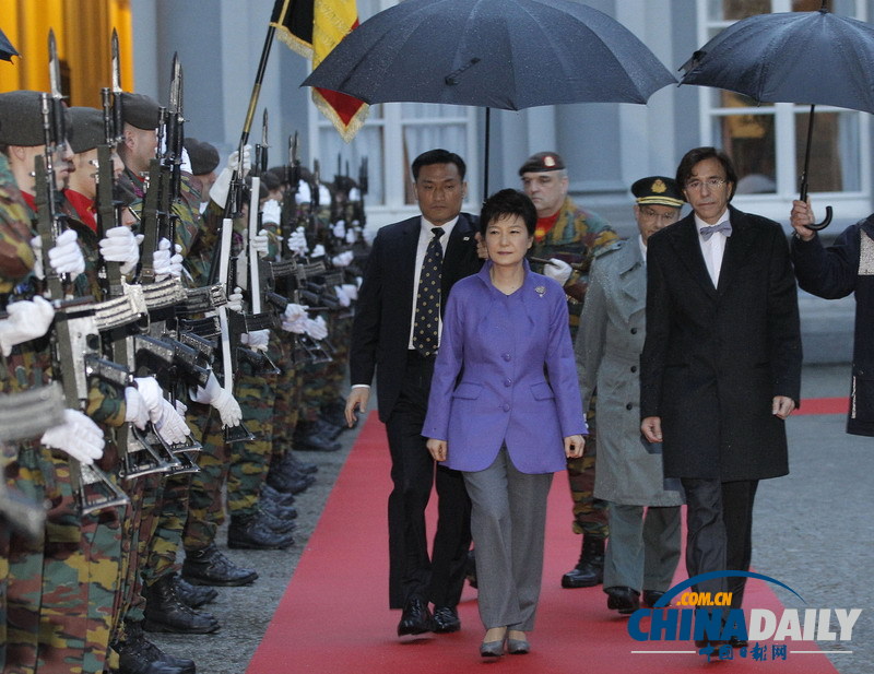 韩国总统朴槿惠冒雨访问比利时