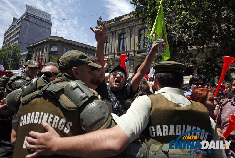 智利政府雇员罢工要求涨薪 遭警察围堵