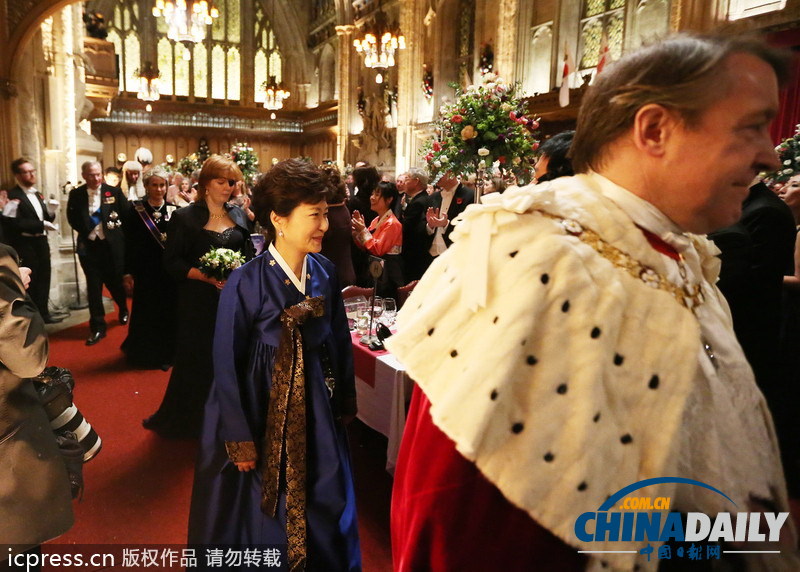 朴槿惠赴伦敦金融城市长晚宴 穿韩服长裙被绊倒