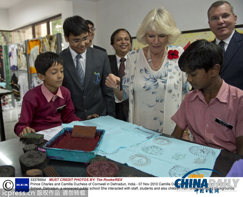 查尔斯卡米拉访问印度军校 看学生制作陶器