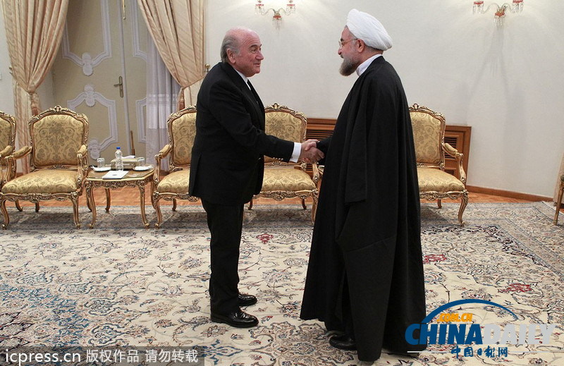 伊朗总统会见FIFA主席 并接受锦旗