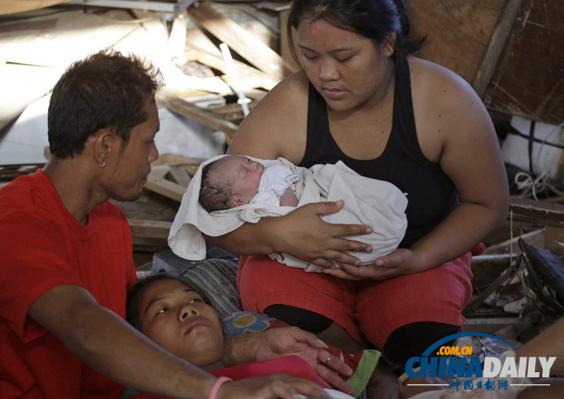 菲律宾台风重灾区传来好消息 孕妇机场诞下女婴